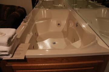 Jetted tub