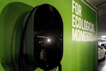 Electric vehicle charging station