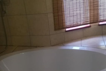 Deep soaking bathtub