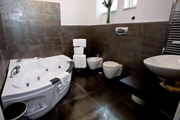 Jetted tub