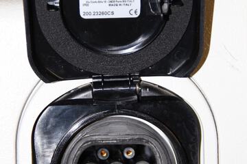 Electric vehicle charging station