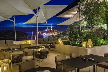 Poolside bar