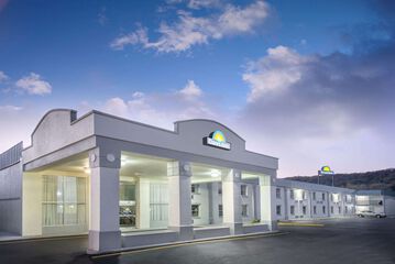 Days Inn by Wyndham Roanoke / Hollins Near I-81