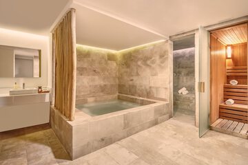 Indoor spa tub
