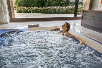 Indoor spa tub