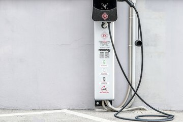 Electric vehicle charging station