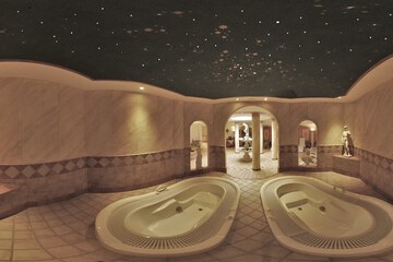 Indoor spa tub