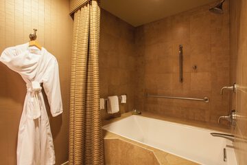 Deep soaking bathtub