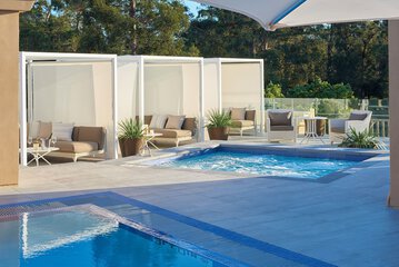 Outdoor spa tub
