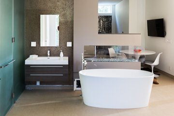 Deep soaking bathtub