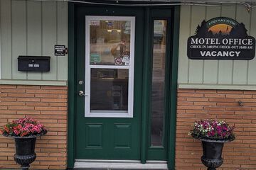 Check-in/check-out kiosk