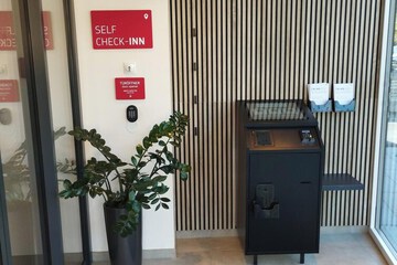Check-in/check-out kiosk