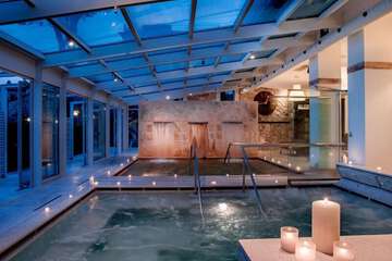 Indoor spa tub