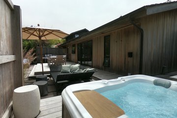 Private spa tub
