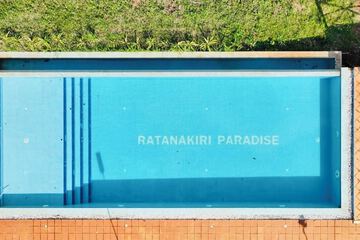 Swim-up bar