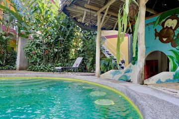 Swim-up bar