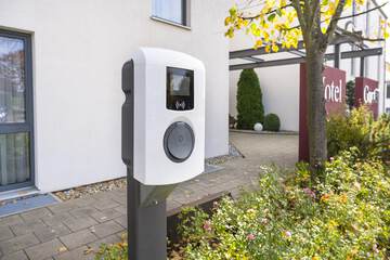 Electric vehicle charging station