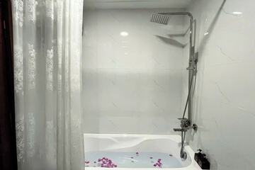 Deep soaking bathtub