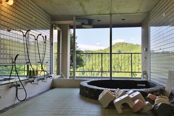 Indoor spa tub