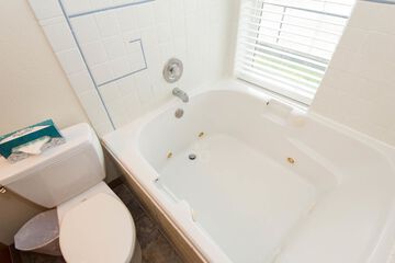 Jetted tub