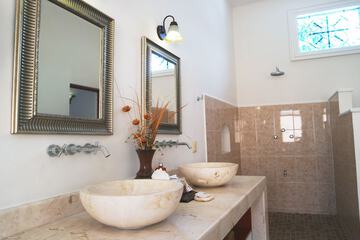 Bathroom shower