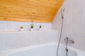 Deep soaking bathtub