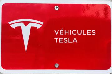 Electric vehicle charging station