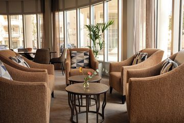 Lobby lounge