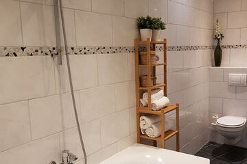 Deep soaking bathtub