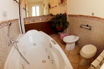 Jetted tub