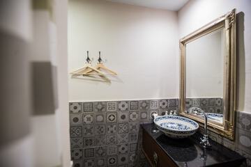 Bathroom sink
