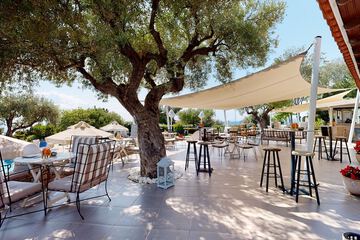 Poolside bar