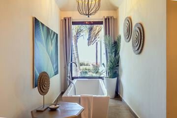 Deep soaking bathtub