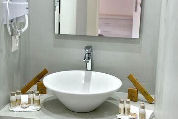 Bathroom sink