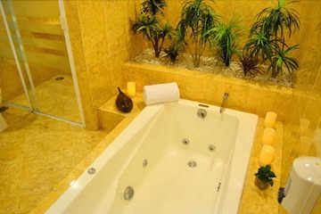 Private spa tub