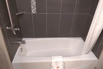 Deep soaking bathtub