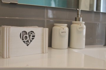 Bathroom amenities