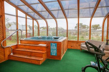 Indoor spa tub