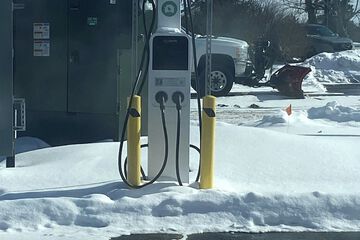 Electric vehicle charging station