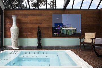 Indoor spa tub