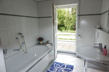 Deep soaking bathtub