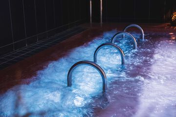 Indoor spa tub