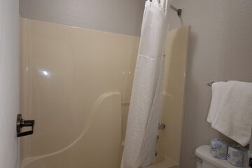 Deep soaking bathtub