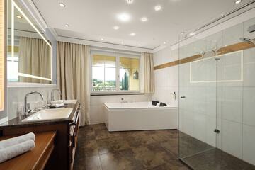 Deep soaking bathtub