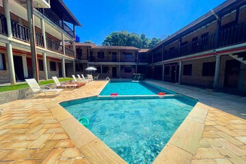 Pool waterfall