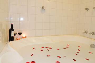 Deep soaking bathtub