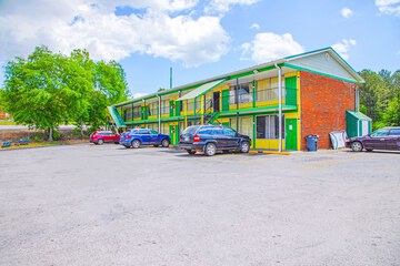 OYO Hotel Calhoun GA I-75