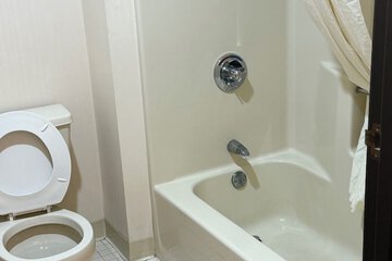 Deep soaking bathtub
