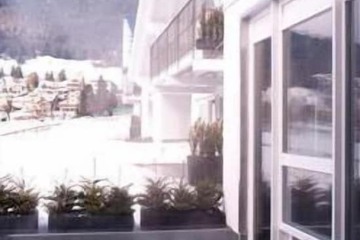 Indoor/outdoor pool