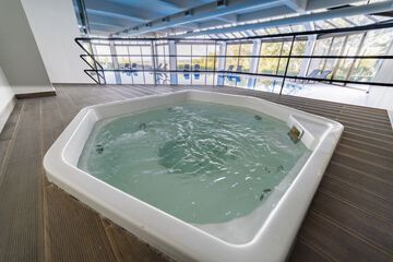 Indoor spa tub